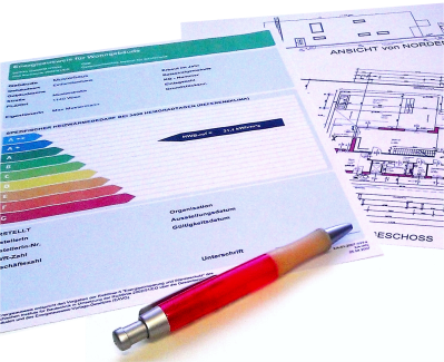 Ein Energieausweis und ein Einreichplan eines Einfamilienahuses, davor liegt ein Roter Stift